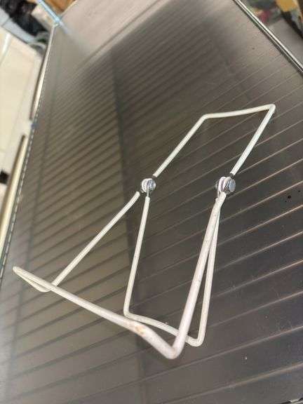 Adjustable Wire Easel Displays