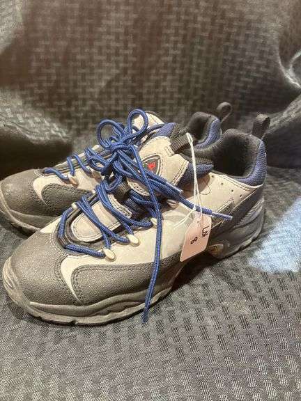 Hiking shoe, low top