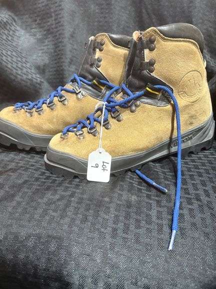 Hiking Boot - rough out leather