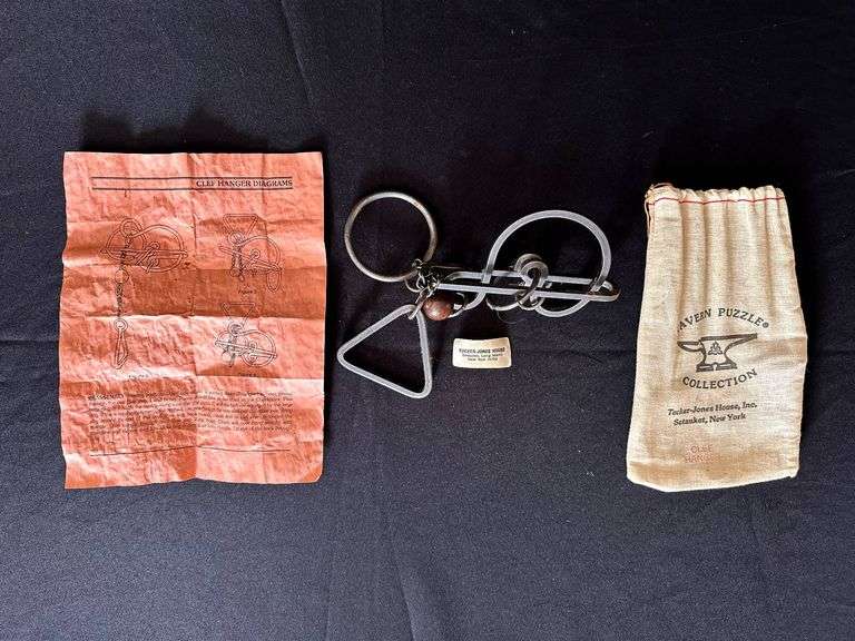 Tavern Puzzle Clef Hanger by Tucker-Jones