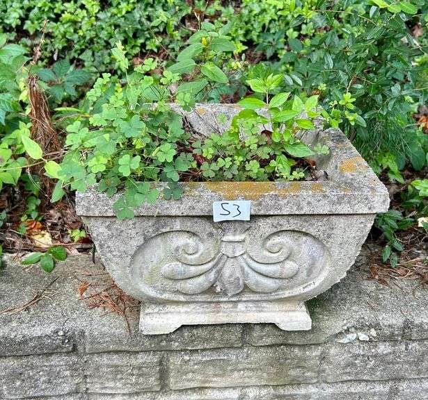 Concrete Planter 9”x13 1/4” (Located in Back Yard)