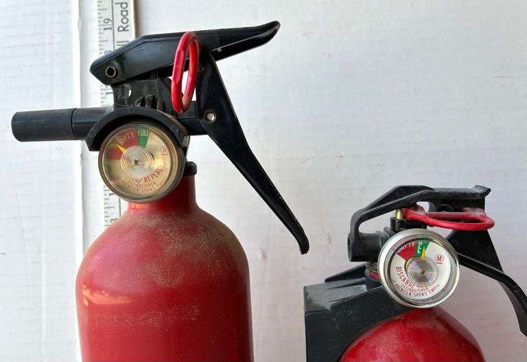 4 pc Fire Extinguishers (Unknown Status) (Located Garage)