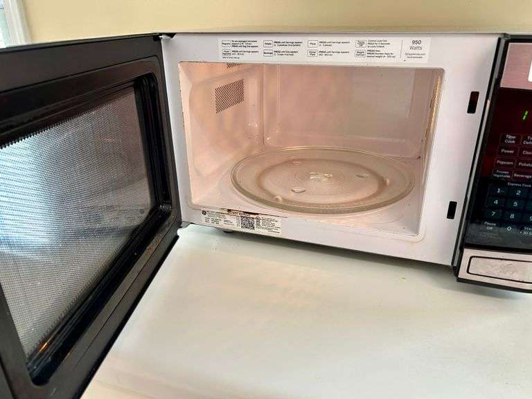 GE Microwave 11 3/4”x20 1/8”14 1/4” (Located in Kitchen)