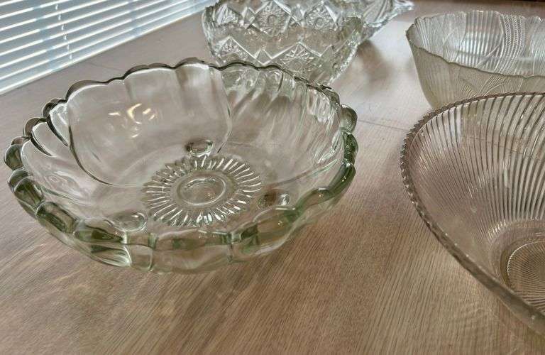7pc Clear Glass Bowls (Located in Master Bedroom)