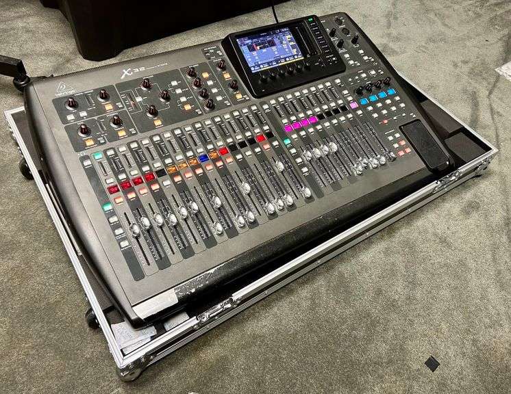 Behringer X32 Sound Mixer with Case (Has Some Issues but Works)