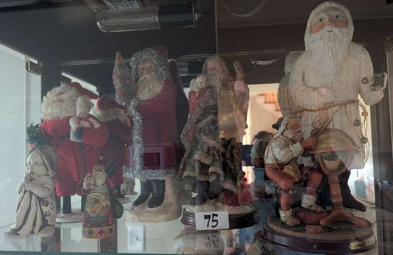7 pc. Santa shelf lot(located in ds hallway)
