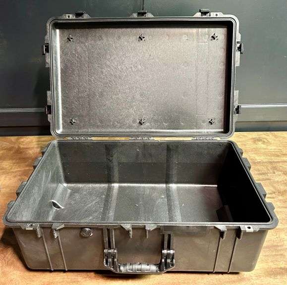 Pelican Rolling Case Waterproof 31” Wide