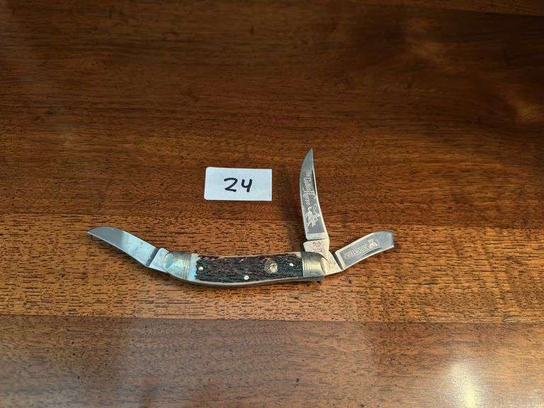 Set of 3 pocket knives (located in dining room)
