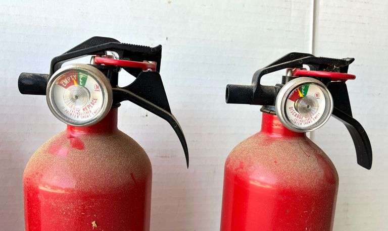 4 pc Fire Extinguishers (Unknown Status) (Located Garage)