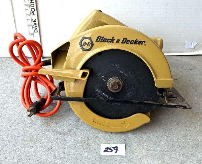 Black & Decker 7 1/4” Circular Saw (Located Garage)