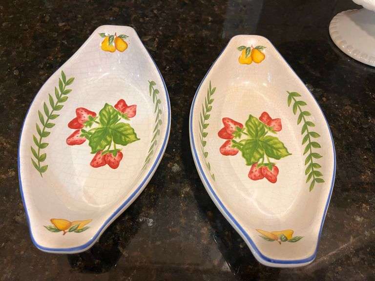 4 pc ”Fresh N’ Fruity” baking dishes and 10” Pier 1 Imports cake stands (located in kitchen)