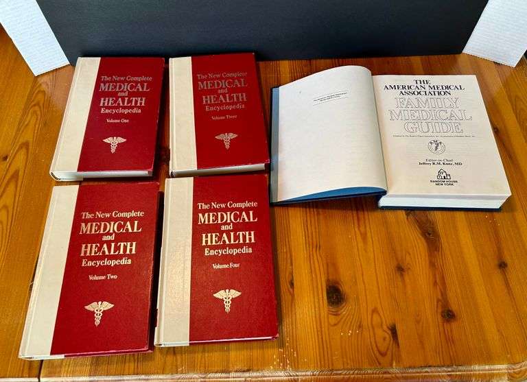 5pc The New Complete Medical and Health Encyclopedias & The American Medial Association Family Medic