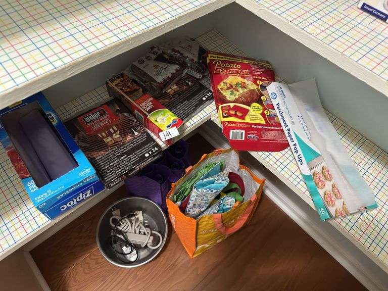 Various pantry items (located in pantry)