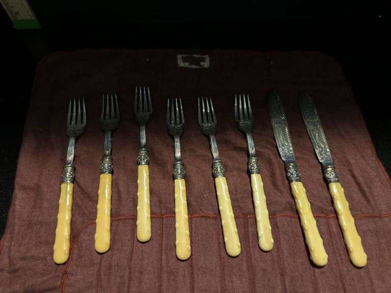 Bakelite fish cutlery (located in dining room)