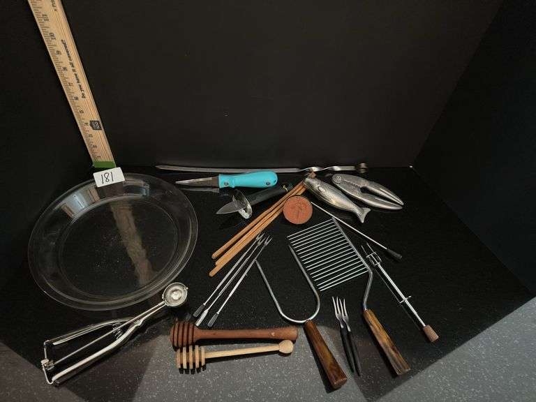 Miscellaneous lot of kitchen items including pie plate  (located in kitchen)