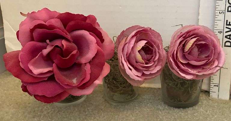 8 pc Artificial Flower Arrangements and Wall Decor (Located Left Bedroom)
