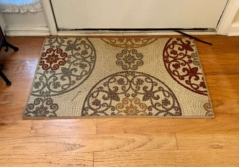 4pc Rugs (Located in Hallway)