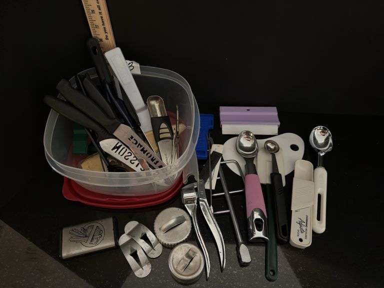 Miscellaneous kitchen accessories (located in kitchen)