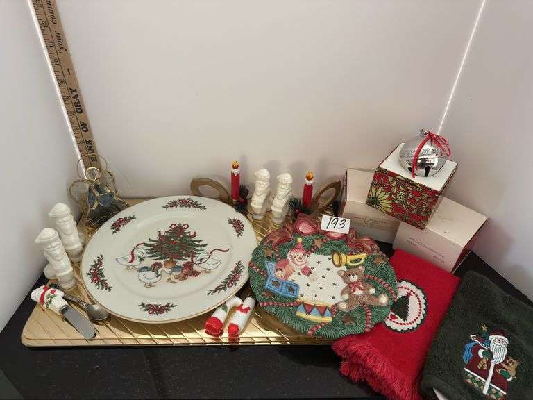 Miscellaneous Christmas items (located in kitchen)