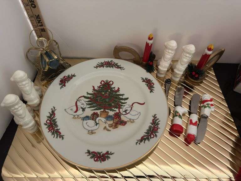 Miscellaneous Christmas items (located in kitchen)