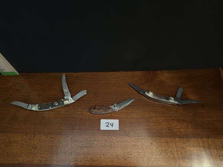 Set of 3 pocket knives (located in dining room)