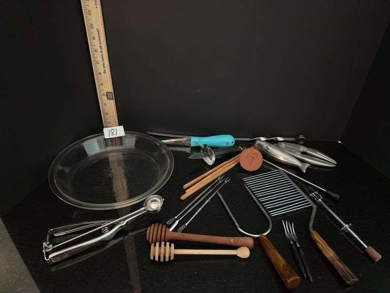 Miscellaneous lot of kitchen items including pie plate  (located in kitchen)