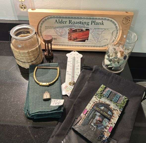 Miscellaneous lot of kitchen items (located in kitchen)