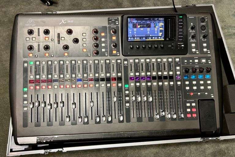 Behringer X32 Sound Mixer with Case (Has Some Issues but Works)