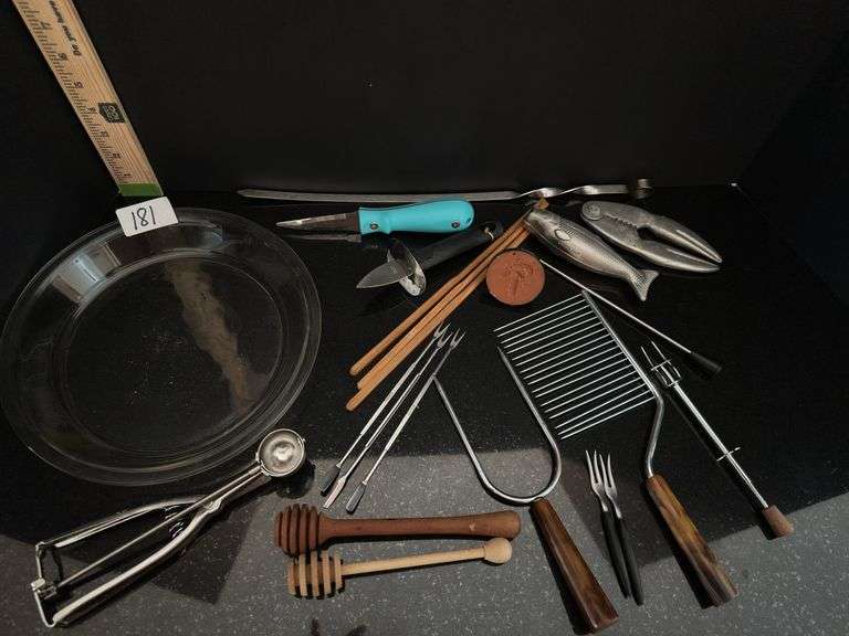 Miscellaneous lot of kitchen items including pie plate  (located in kitchen)