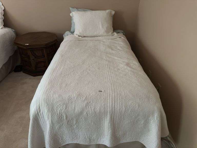 Twin bed 36"x 74"(located upstairs)