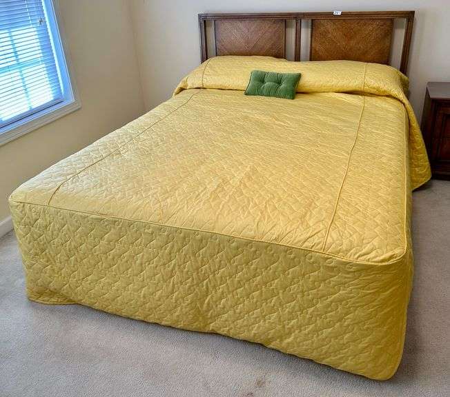 Queen Bed (Located in Bedroom to the Left)