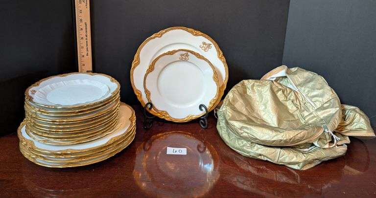 16 pc. Lorenz Hutschenreuther plates, made in Germany, with 3 storage bags(located in dining room)st