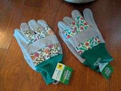 3 pc. Large planter with garden gloves(located near front door)