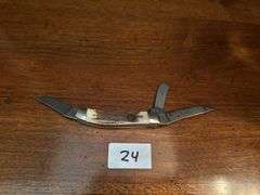 Set of 3 pocket knives (located in dining room)