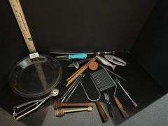 Miscellaneous lot of kitchen items including pie plate  (located in kitchen)