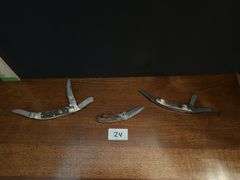 Set of 3 pocket knives (located in dining room)