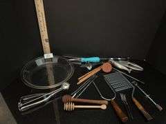 Miscellaneous lot of kitchen items including pie plate  (located in kitchen)