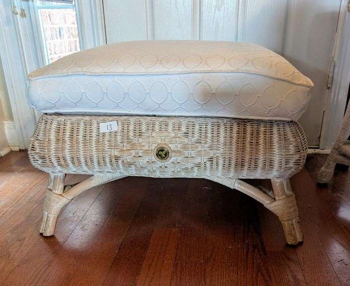 The Championship Wimbledon ottoman, 28"x28"x18"tall,matching lots 24, 25, 334(living room)stain on t
