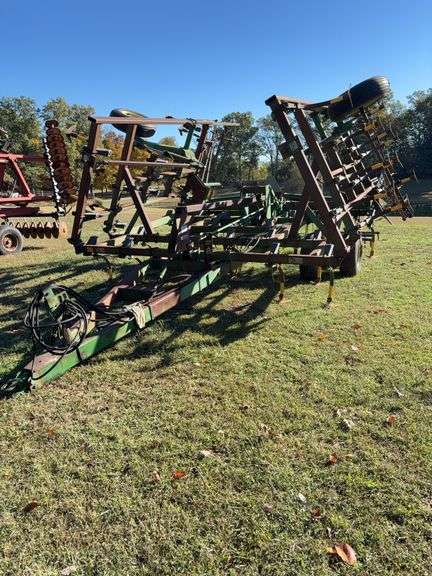 John Deere 980 Field Cultivator, 24ft, C-Shank, 5 Bar Harrow, 9'' sweeps, rear hitch