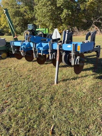 DMI 2500 5 shank 3pt inline ripper, 7 1/2'' wing points