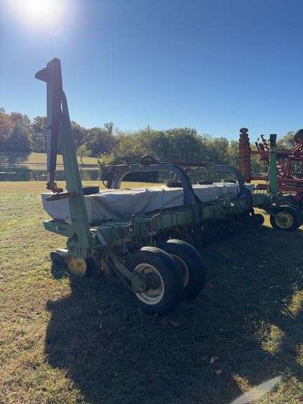 John Deere 7100 3pt, 15'', 15 row, no tills, 2 sets of soybean plates, 3-bushel hoppers, markers, lift assist, with specialized tarp to keep boxes dry and storing,