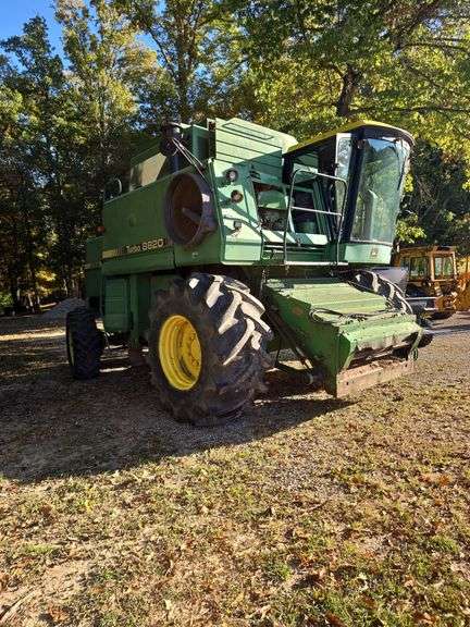 1982 John Deere 8820 Combine, 4wd, 6,770 hours, Firestone 30.5-32 Tires, Firestone 16.9-26. 4 speed, Hydrostatic, Diesel, Straw Chopper, Used Fall Harvest of 2023
