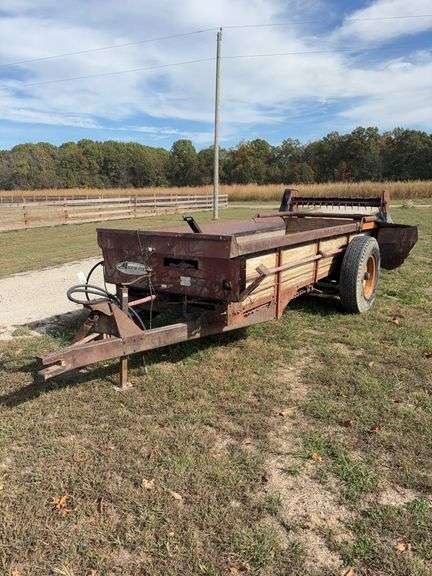 New Idea Manure Spreader, single axle, wood floor, 540pto, has a hole in floor, is in working order, just needs a new floor, hyd. Slop/end gate, rear beater