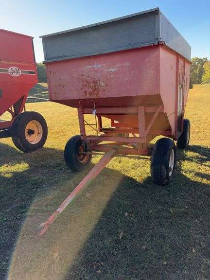 200 Bushel Gravity Wagon on John Deere Gear