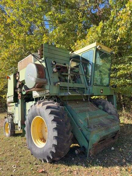 John Deere Turbo 7700 Combine, 2wd, has been sitting, good engine and parts.