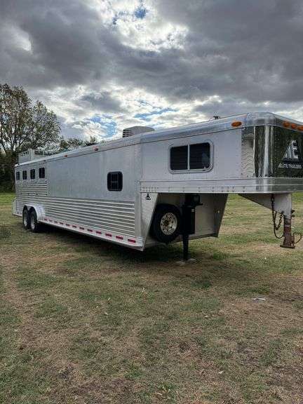 2000 Elite MFG Goosneck Aluminum Horse trailer with living quarters, 3 Horses, Matted Floor, Bath, Shower, Sink, Hay Rack, Tandem Axle, Spare Tire, Inside has been redone and updated,- 1E9WG3020Y0175207