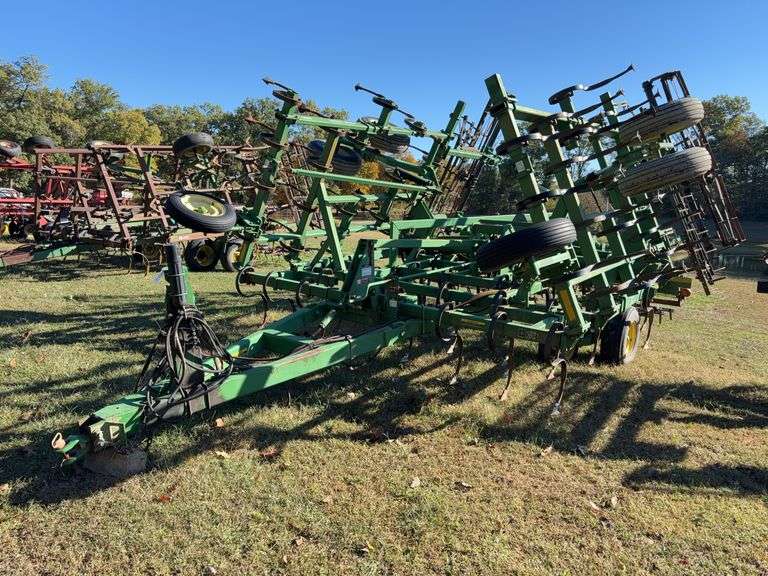 John Deere 980 Field Cultivator, 26ft, Walking Tandems, S-Tine, 3 bar harrow, single rolling basket with rear hitch, 4'' sweeps.