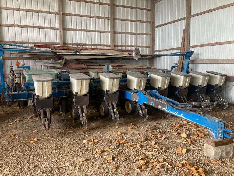 Kinze 2000 planter 8-16 used in 2025 w/Dickey John Monitor, markers, field ready, 30'', has bean meters