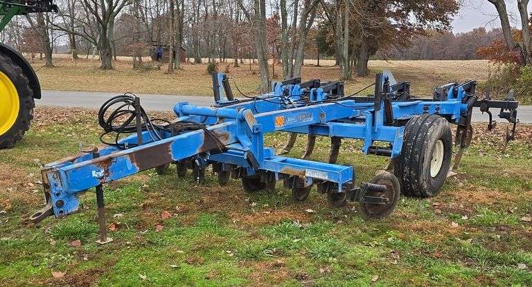 DMI Tiger-Two 5 Shank Disc Ripper, with hyd. Leveling bar, hyd. Disc gang adjust, s/n- 501026