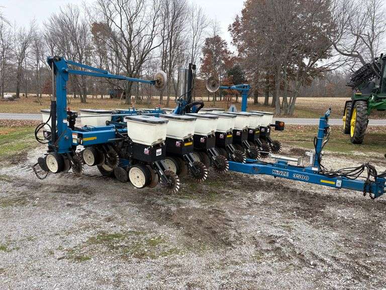 2005 Kinze 3500 8/15 Planter, Ground Drive, Center Pivot, Precision Corn meters(tested two season ago), and Soybean Meters, KPM II Monitor, 3 frame tires been replaced, drag chains on rear, metal spike closing wheel,  (individual row shut off on back rows, and front and back same row on bean shutoff runs off air) TC Air Clutch Tru Count, have half sprockets, drive chains were all replaced 2 season ago, 8,492.1 Lifetime acres, s/n- 902787